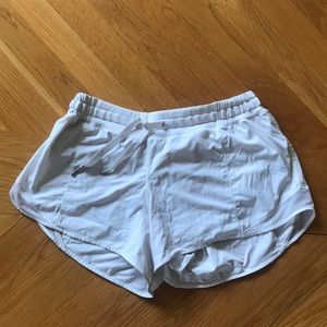 ✨ LULULEMON White Sz 10 Long Short!!